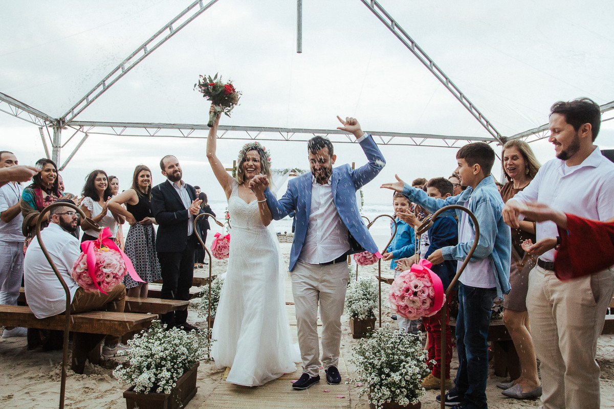SAIDA DOS NOIVOS CARLA E RAFAEL EM UBATUBA SP