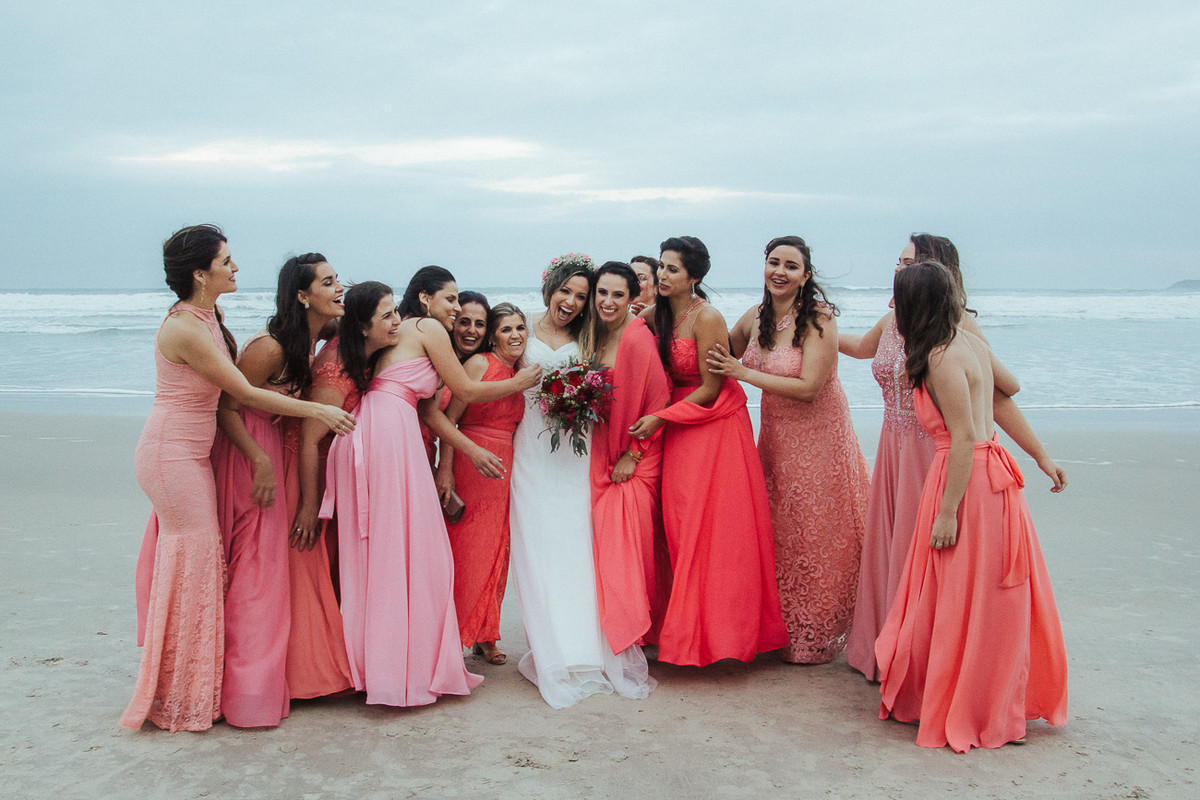 NOIVA COM AS MADRINAS EM UBATUBA FOTOGRAFIA DE CASAMENTO CAMPINAS SP CARLA E RAFAEL