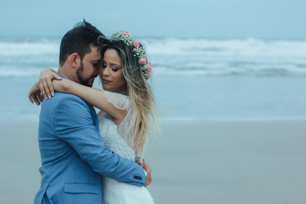 UBATUBA SP NOIVO ABRAÇANDO A NOIVA FOTOGRAFIA DE CASAMENTO SP
