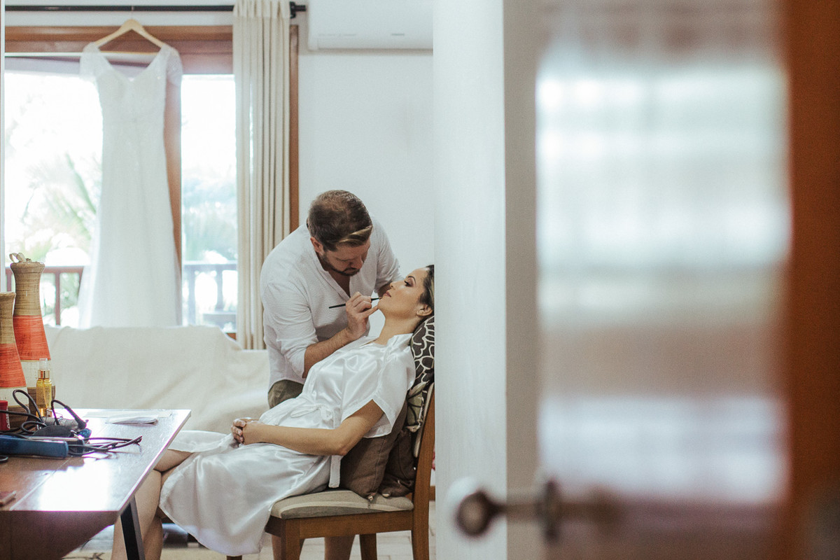 NOIVA SENDO MAQUIADA NO CASAMENTO DE CARLA E RAFAEL FOTOGRAFIA DE CASAMENTO