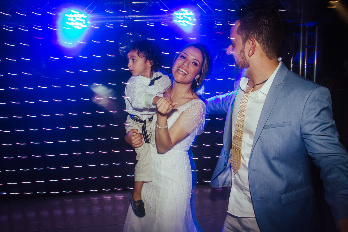 NOIVA E NOIVO NA FESTA CARLA E RAFAEL
