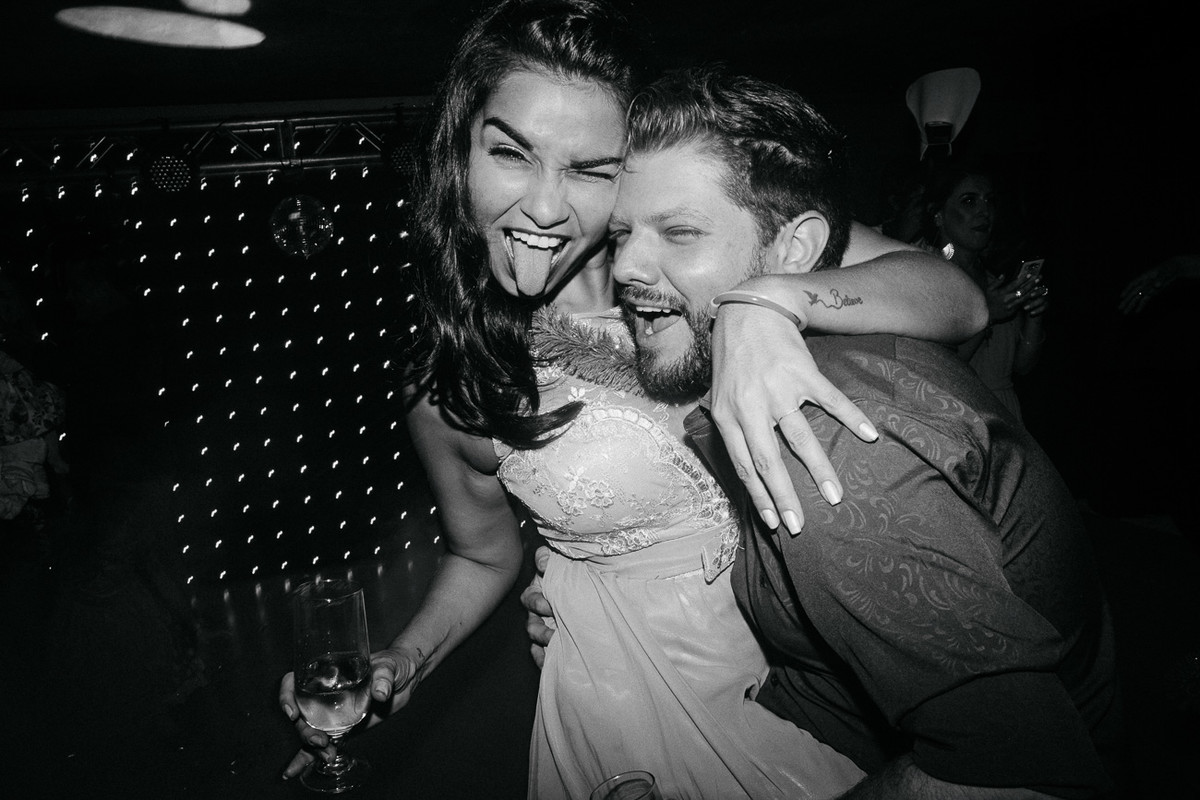 MADRINA SE DIVERTINDO NO CASAMENTO CARLA E RAFAEL
