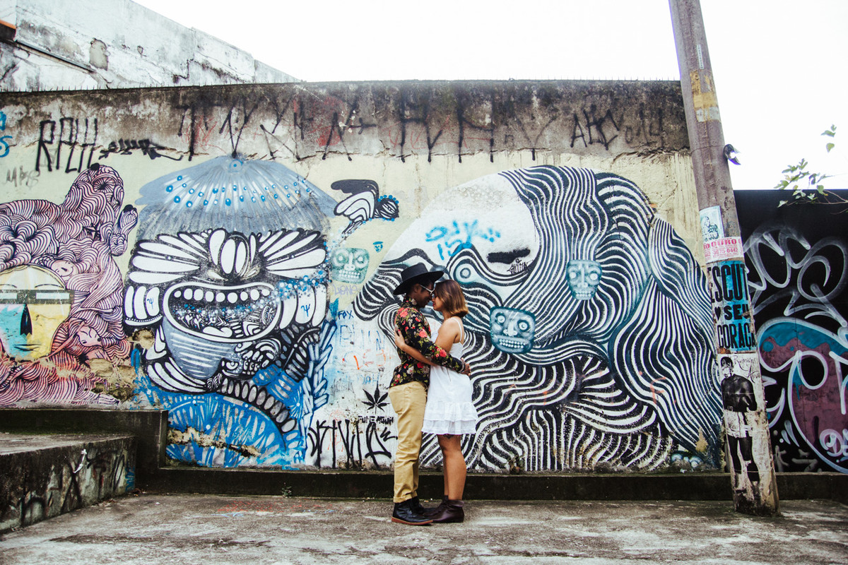 O ENSAIO DA LIGIA E GUENON FOI FEITO EM UM BECO DA VILA MARIANA EM SAO PAULO SP PELO ESTUDIO DELFI FOTOGRAFIA DE CASAMENTO CAMPINAS SP