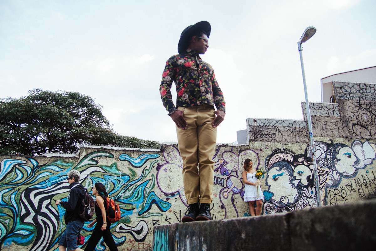 ENSAIO LINDO REALIZADO EM UM BECO GRAFFITADO NA CIDADE DE SAO PAULO SP FEITO PELO ESTUDIO DELFI FOTOGRAFIA DE CASAMENTO CAMPINAS SP INDAIATUBA SP