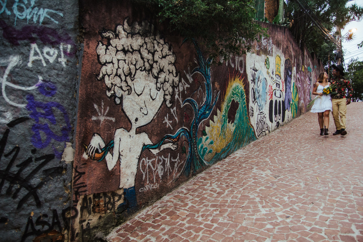 MURO GRAFFITADO NO ENSAIO FEITO EM UM BECO NA VILA MADALENA EM SAO PAULO SP LIGIA E GUENON