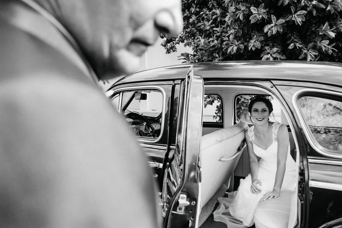 LUCI E FELIPE LELLIT ROYAL PALM PLAZA POBRE JUAN ESTUDIO DELFI FOTOGRAFIA DE CASAMENTO CAMPINAS SP INDAIATUBA SP DELFI FOTOGRAFO DE CASAMENTO PAI BUSCANDO A NOIVA NO CARRO