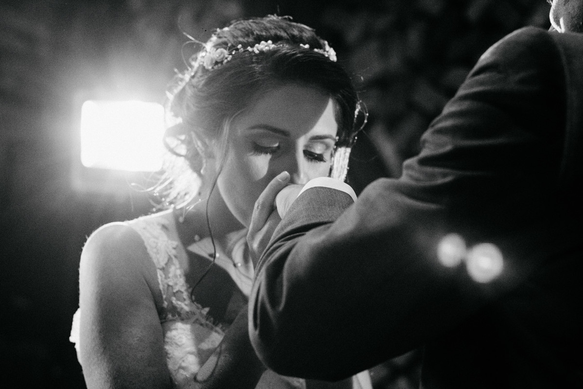 LUCI E FELIPE LELLIT ROYAL PALM PLAZA POBRE JUAN ESTUDIO DELFI FOTOGRAFIA DE CASAMENTO CAMPINAS SP INDAIATUBA SP DELFI FOTOGRAFO DE CASAMENTO TROCA DE ALIANCAS NOIVA BEIJANDO A MAO