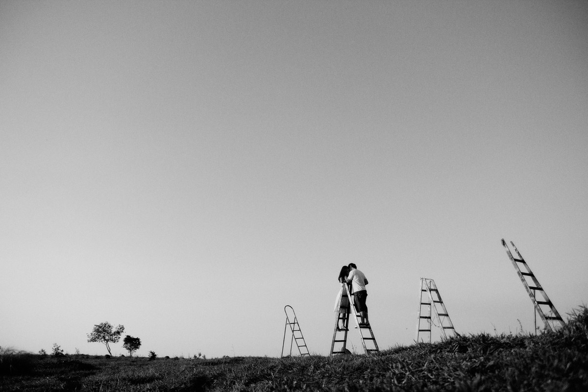 EVELYN E RICK FEZ O PRE CASAMENTO COM ESCADA FOI UMA PROPOSTA MUITO LEGAL PARA A FOTOGRAFIA DE CASAMENTO DELES ELES AMARAM O TRABALHO REALIZADO PELO O ESTUDIO DELFI FEITO EM INDAIATUBA SP 13