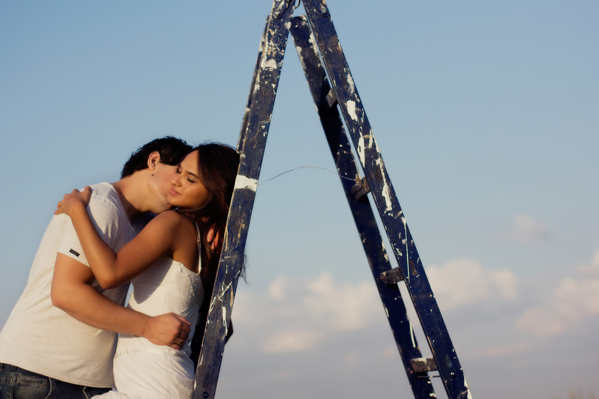 EVELYN E RICK FEZ O PRE CASAMENTO COM ESCADA FOI UMA PROPOSTA MUITO LEGAL PARA A FOTOGRAFIA DE CASAMENTO DELES ELES AMARAM O TRABALHO REALIZADO PELO O ESTUDIO DELFI FEITO EM INDAIATUBA SP 2