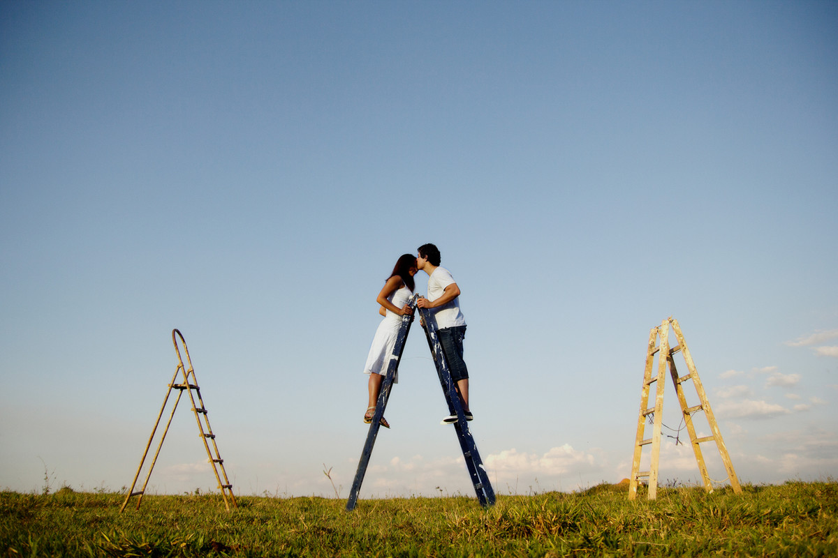 EVELYN E RICK FEZ O PRE CASAMENTO COM ESCADA FOI UMA PROPOSTA MUITO LEGAL PARA A FOTOGRAFIA DE CASAMENTO DELES ELES AMARAM O TRABALHO REALIZADO PELO O ESTUDIO DELFI FEITO EM INDAIATUBA SP 7