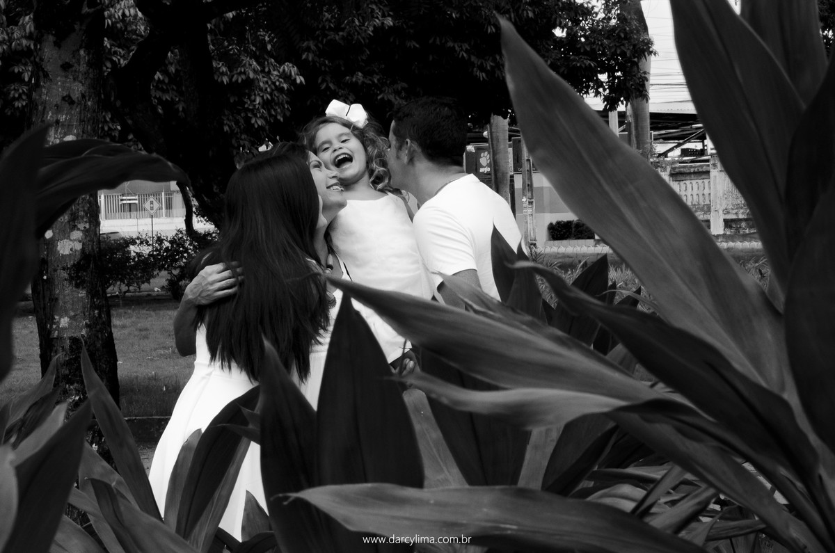 fotografia da familia trocando carinho
