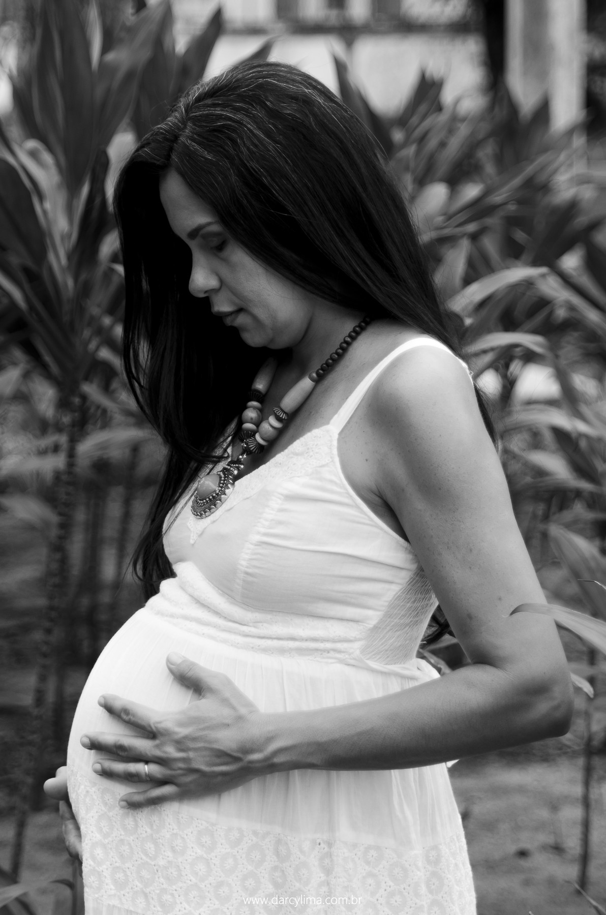 retarto da mãe num momento de intimidade com seu bebe ainda na barriga