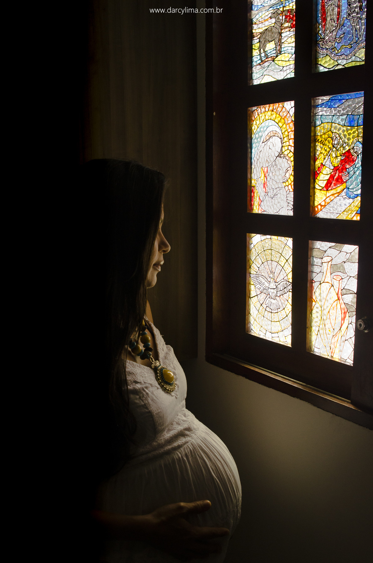 retrato da gravida contemplando o vitral pintado por ela