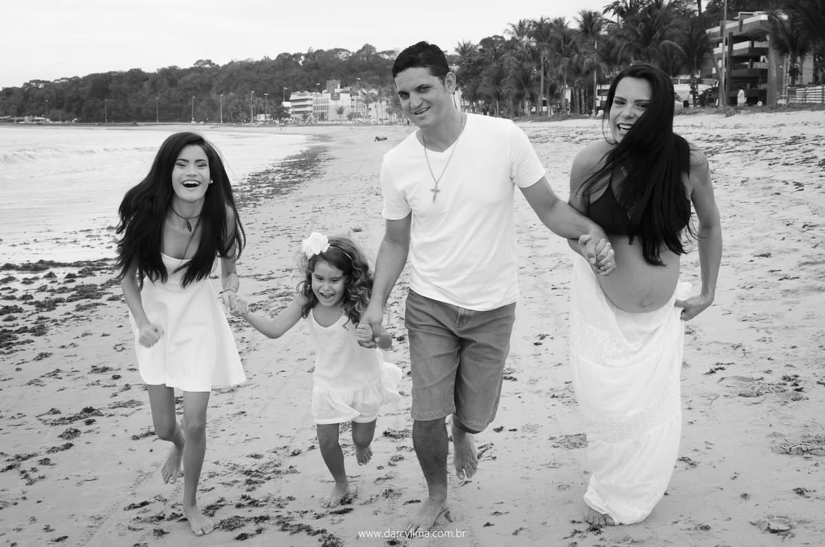 familia correndo na praia