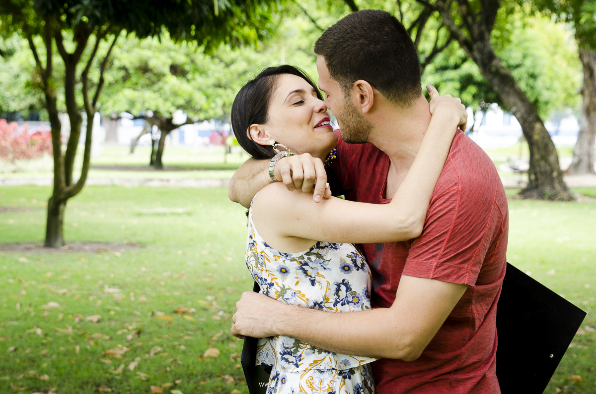 beijo do casal na celebração da gravidez