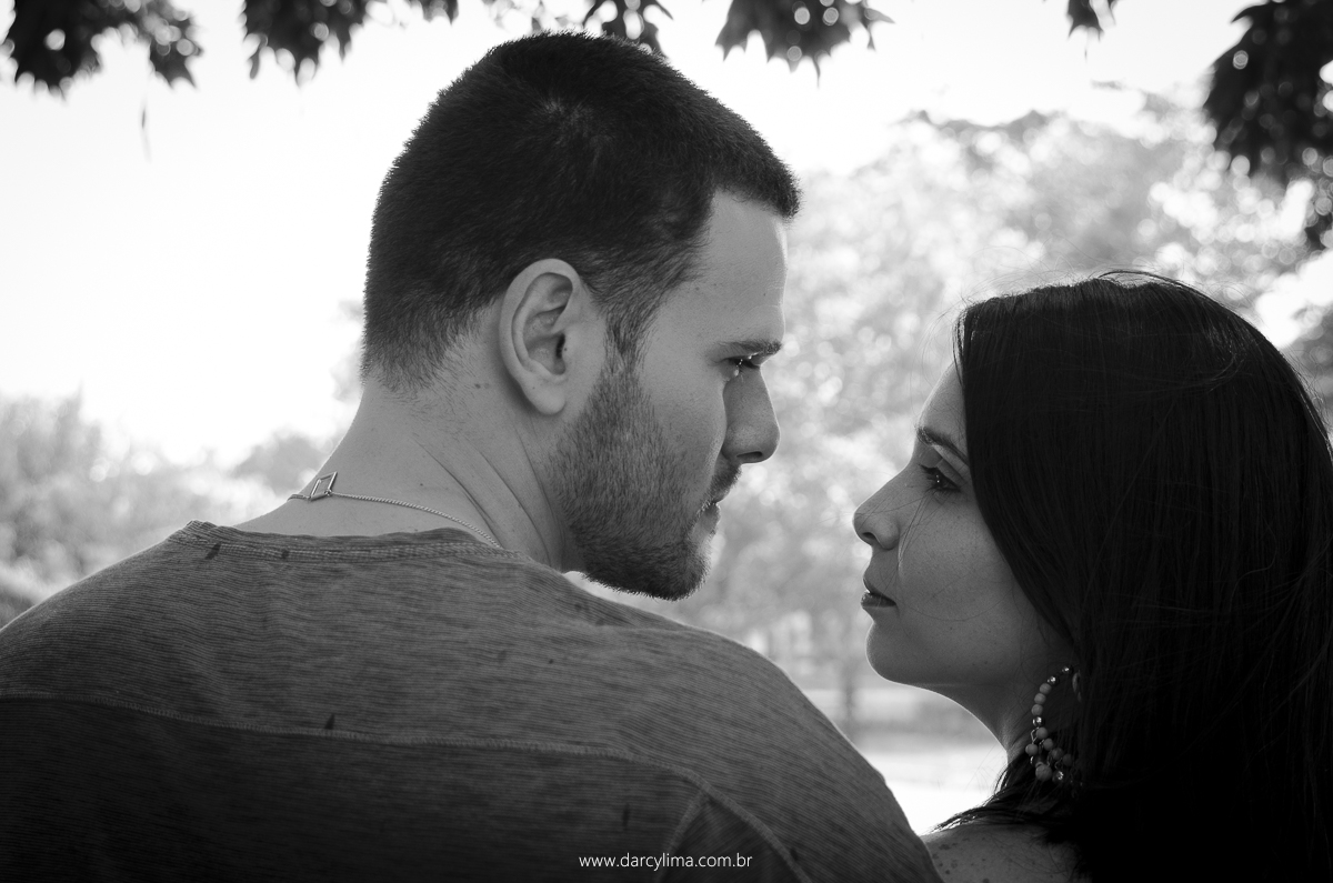 retrato de casal se ohando