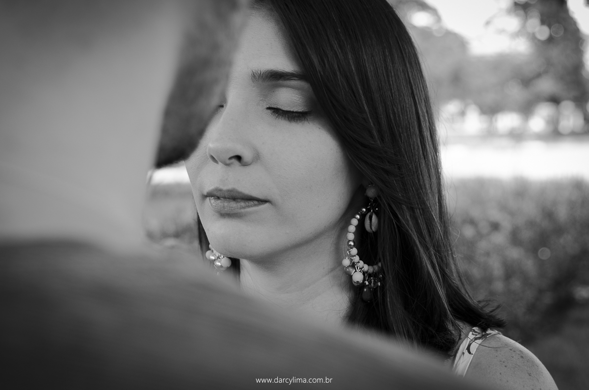 retrato de casal se ohando