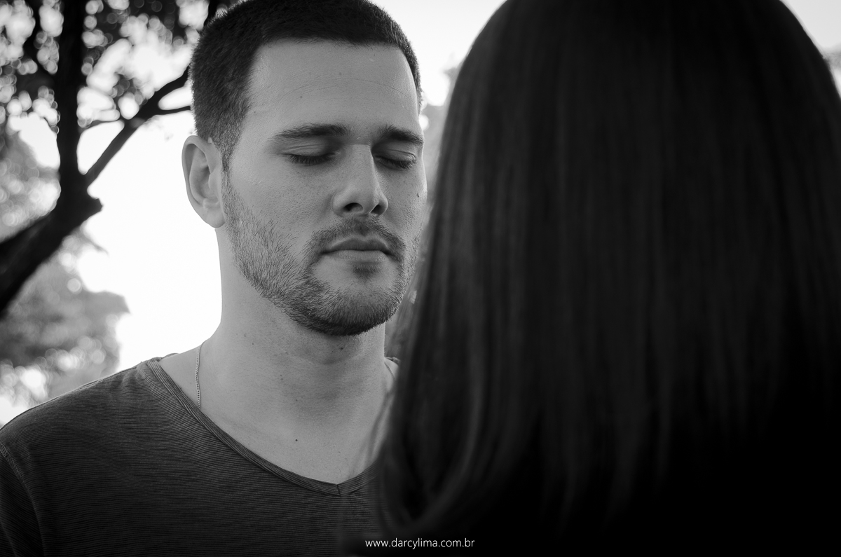retrato de casal se ohando