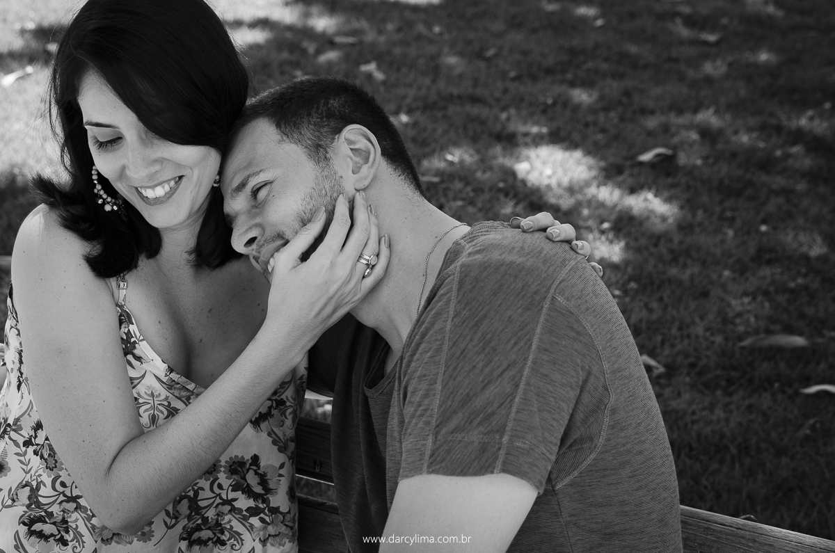 casal abraçado e sorridente