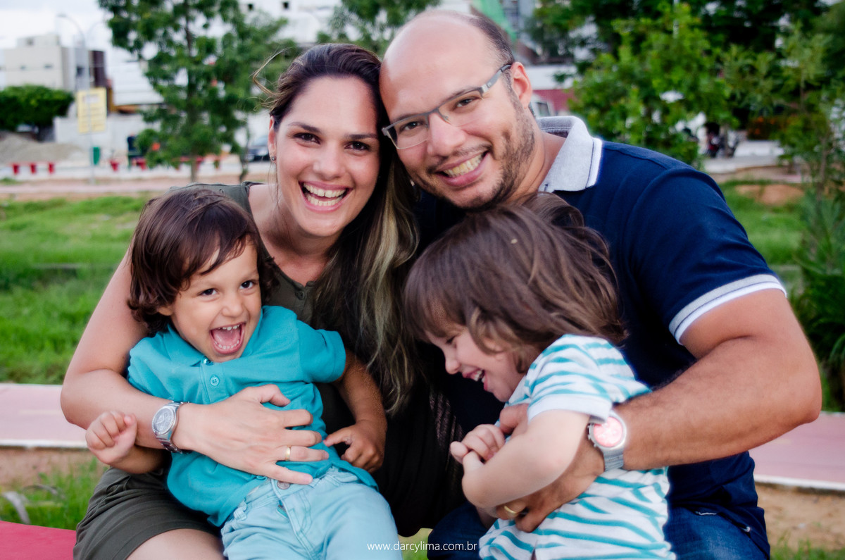 família se abraçando