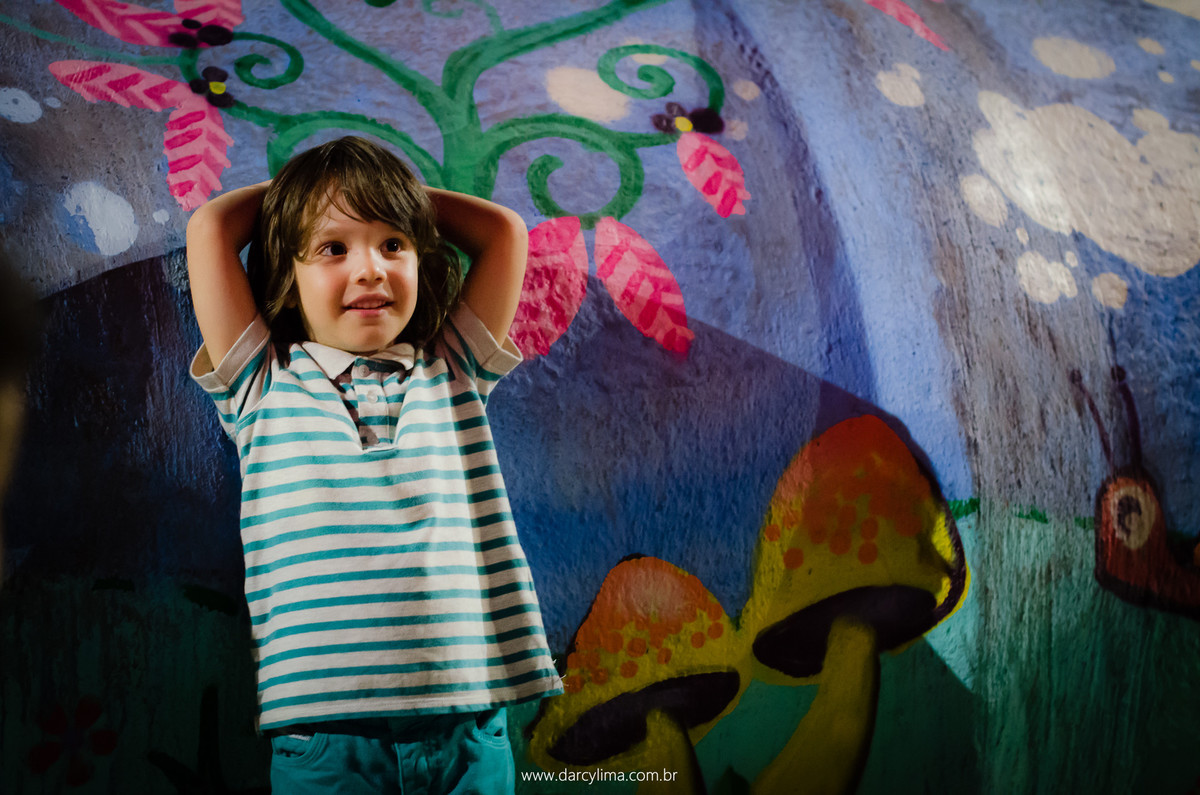 retrato de menino no parque