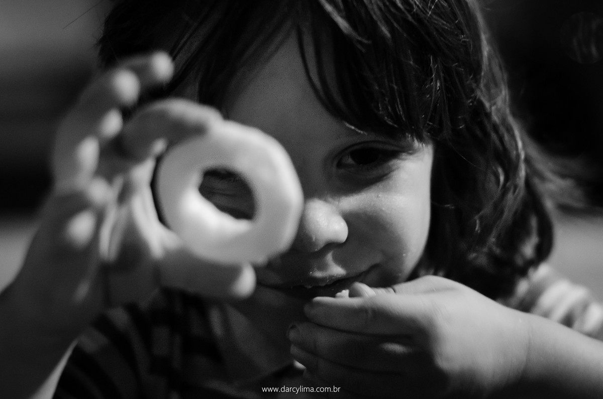 retrato de crianças comendo sequilho