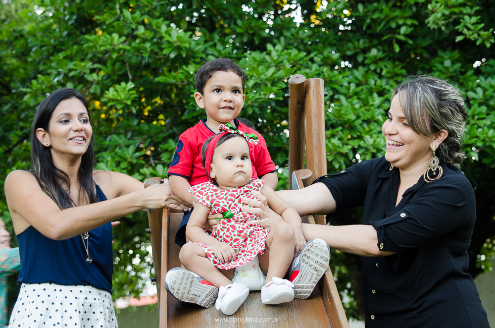 tia, madrinha e primo com a aniversariante