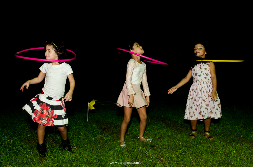 crianças rodando bambolê