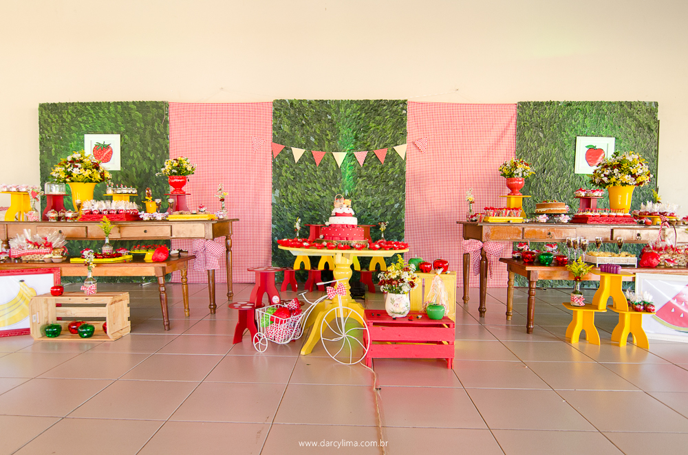 decoração e mesa do bolo