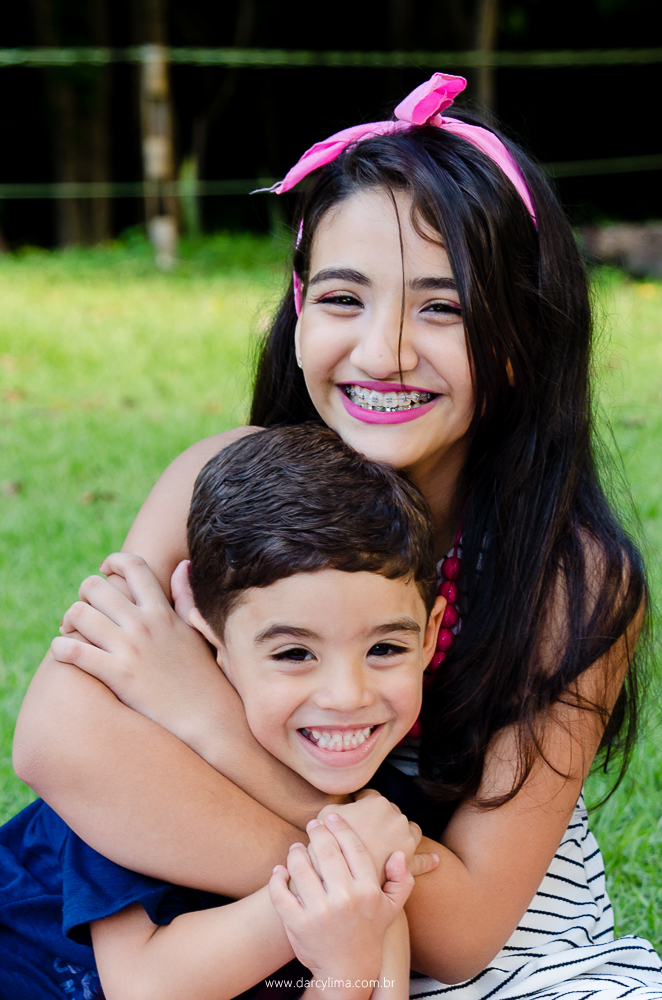 irmãos abraçados