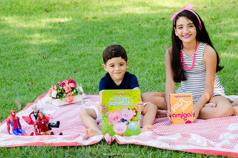Meninos com seus livro preferidos