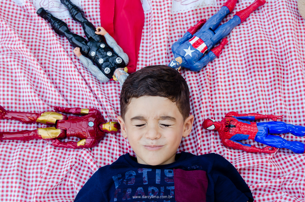 João deitado com os brinquedos