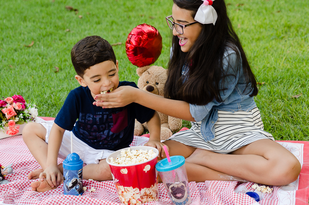 irmãos comendo pipoca