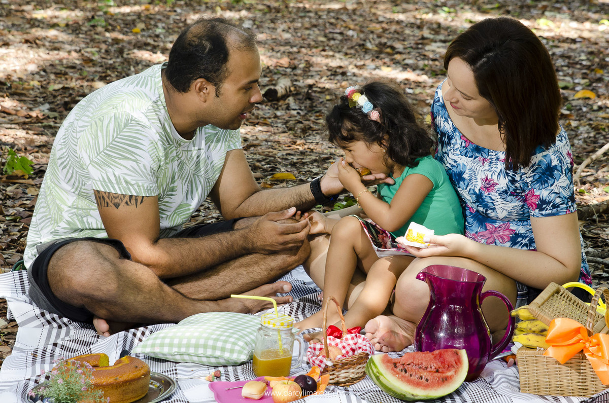 familia fazendo um pequenique na floresta