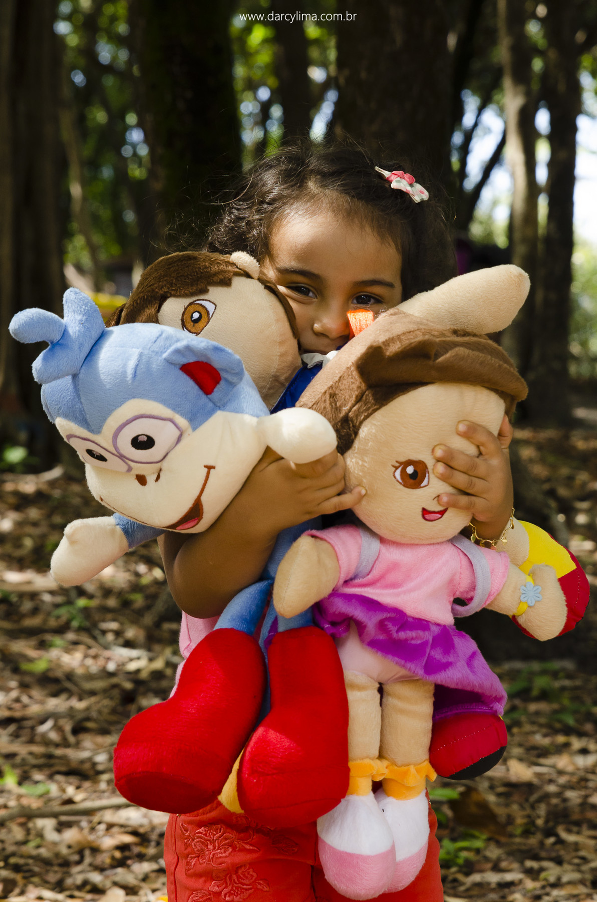 retrato de alice na floresta do bosque dos sonhos com seu bonecos da Dora Aventureira