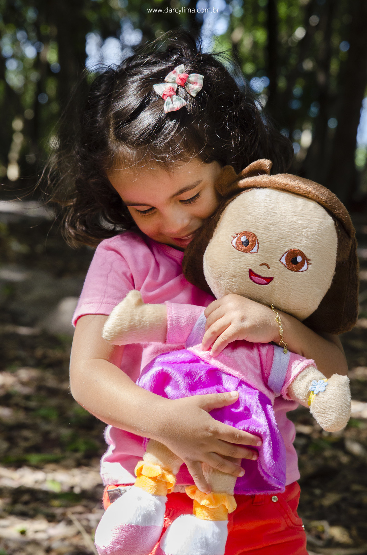 retrato de alice na floresta do bosque dos sonhos com seu bonecos da Dora Aventureira