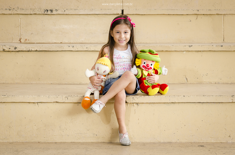 retrato de leticia com seus brinquedos prediletos