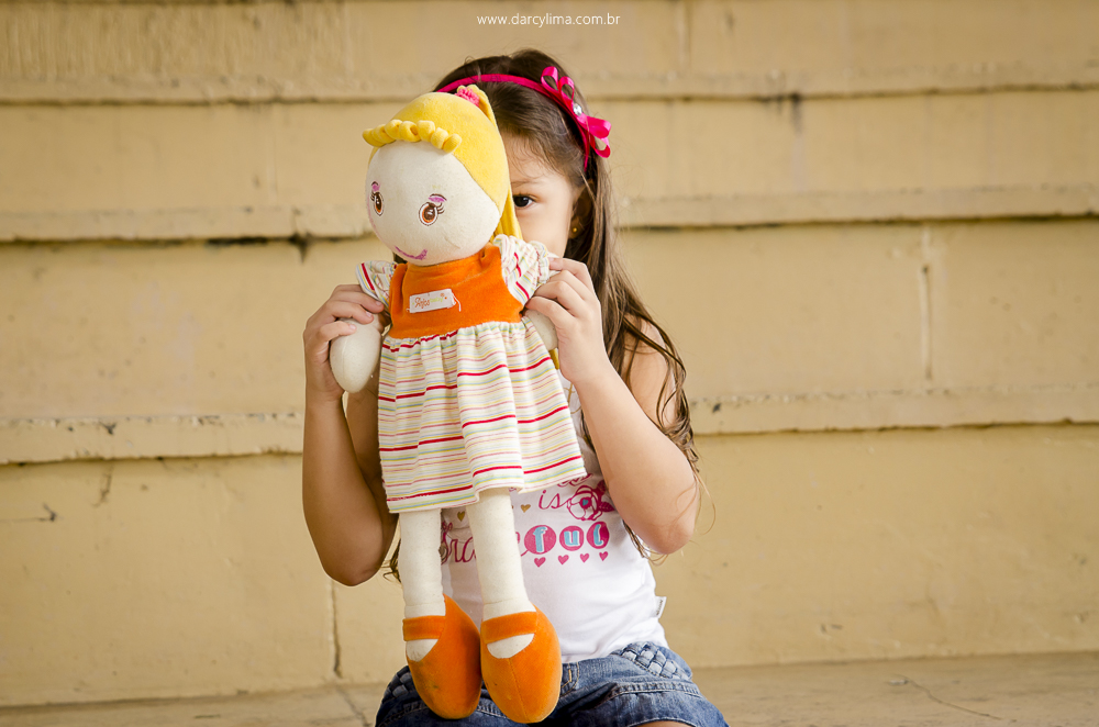 retrato de leticia com seus brinquedos prediletos