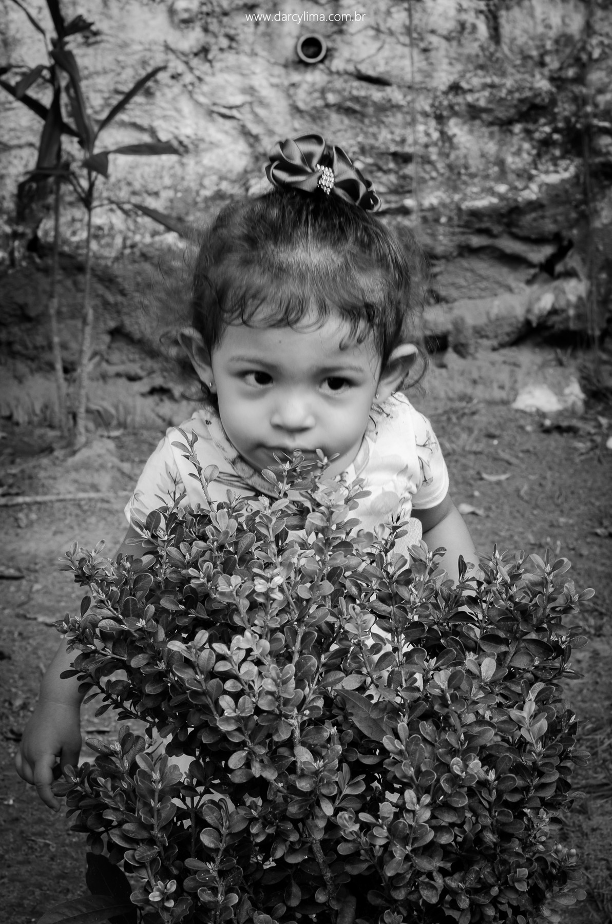 retrato de menina cheirando a planta