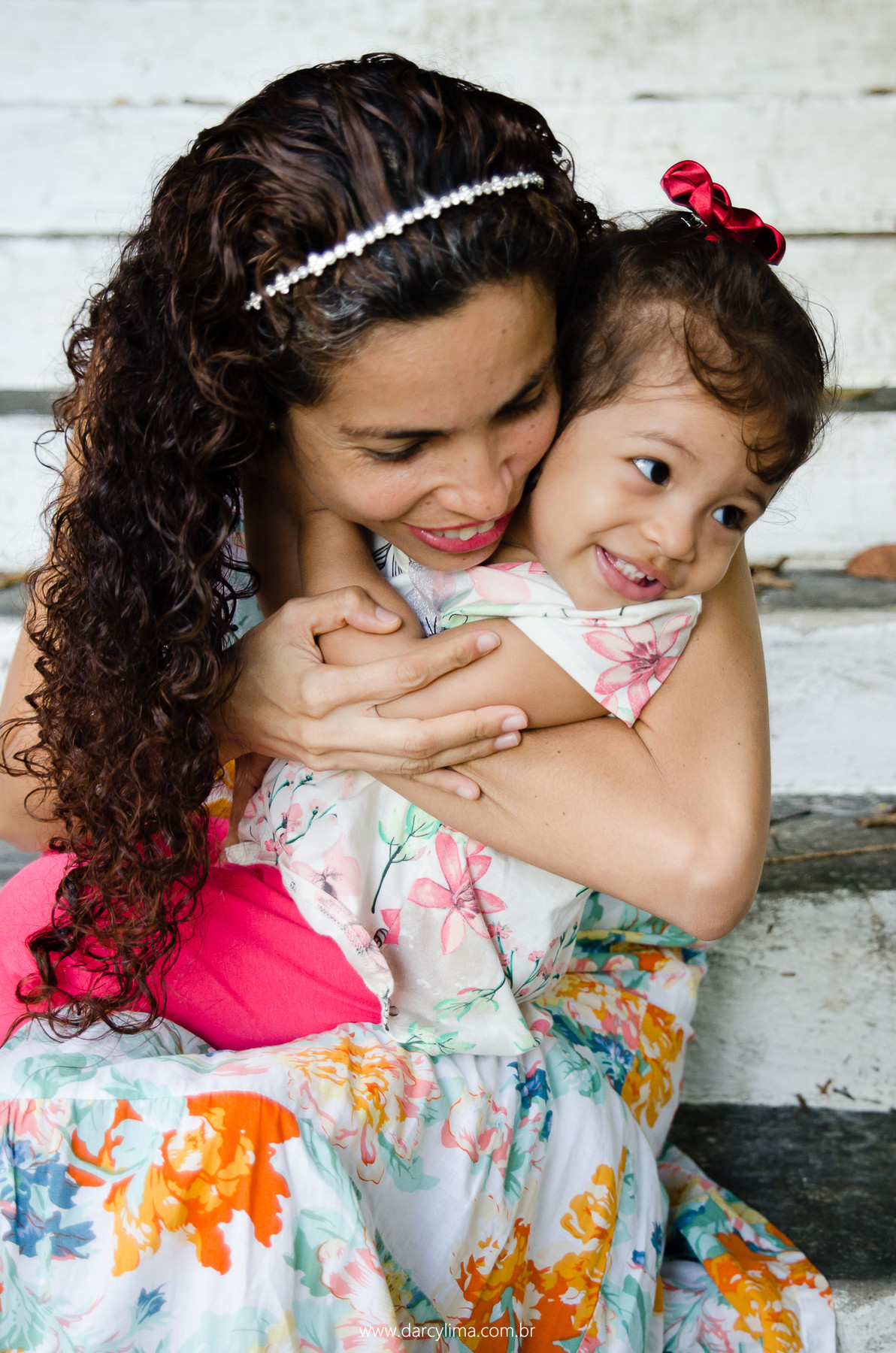 retrato de mae e filha abraçadas na bica