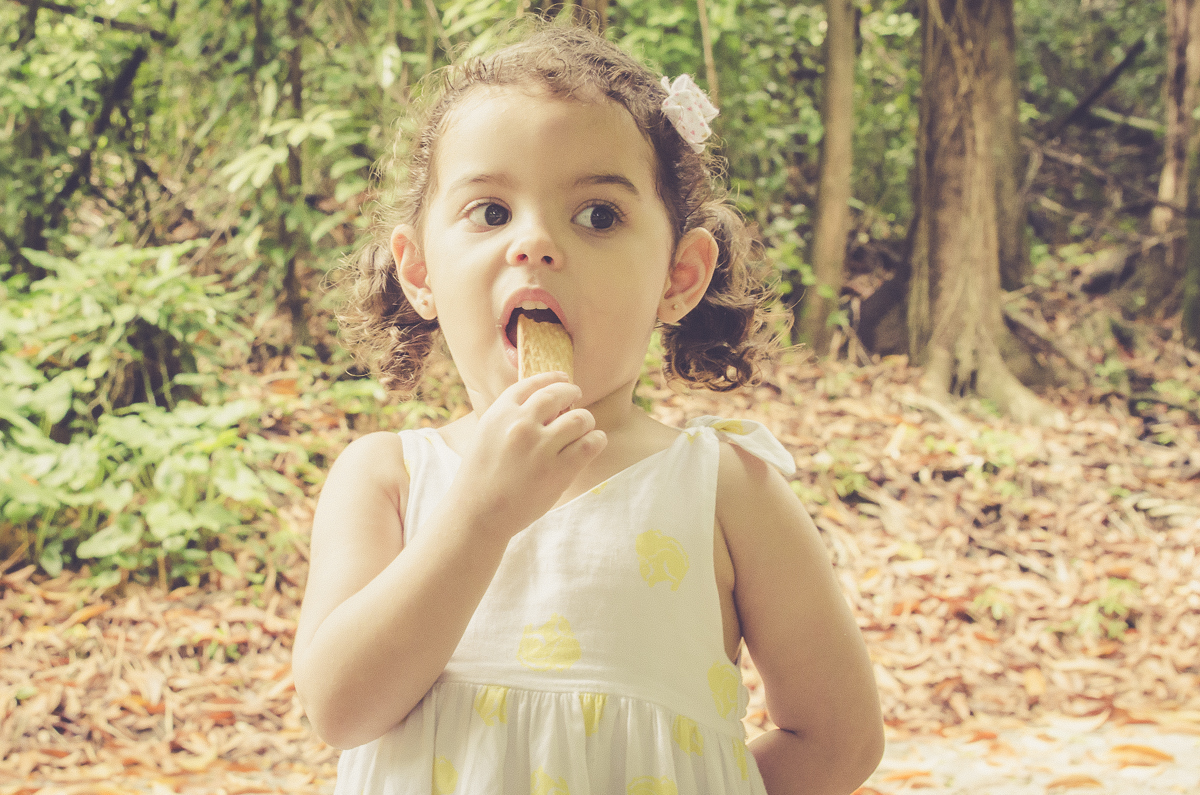 menina comendo biscoito