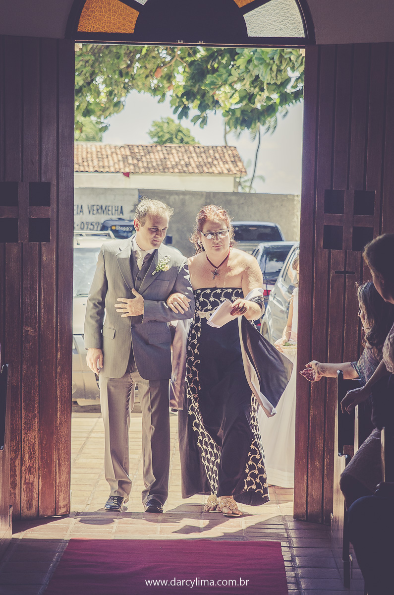 noivo com sua mãe na entrada da igreja