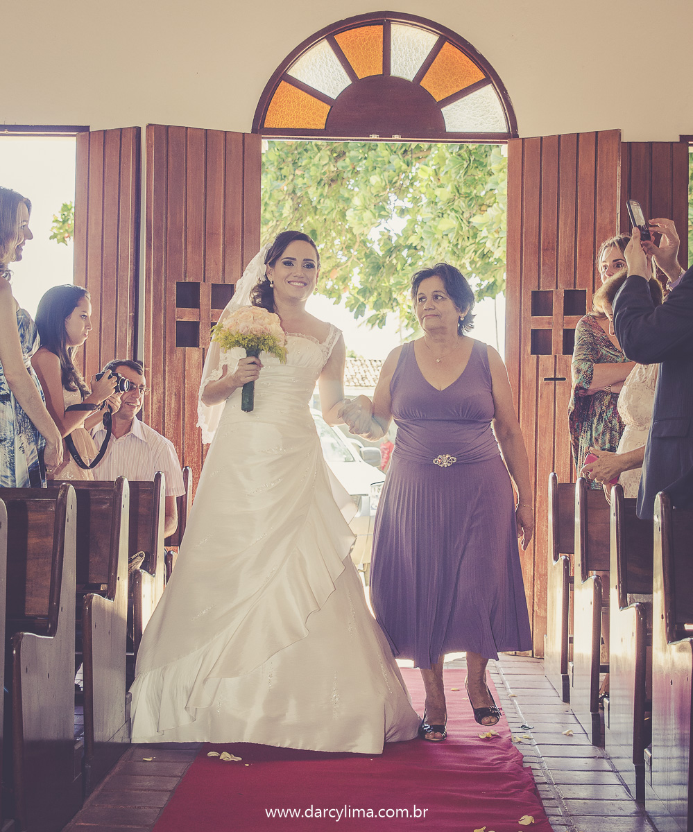 noiva com sua mãe na entrada da igreja