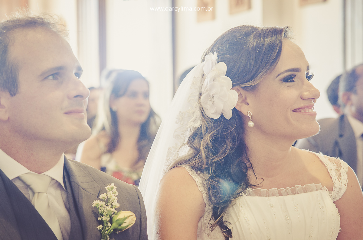 noivos se olhando na cerimonia no casamento
