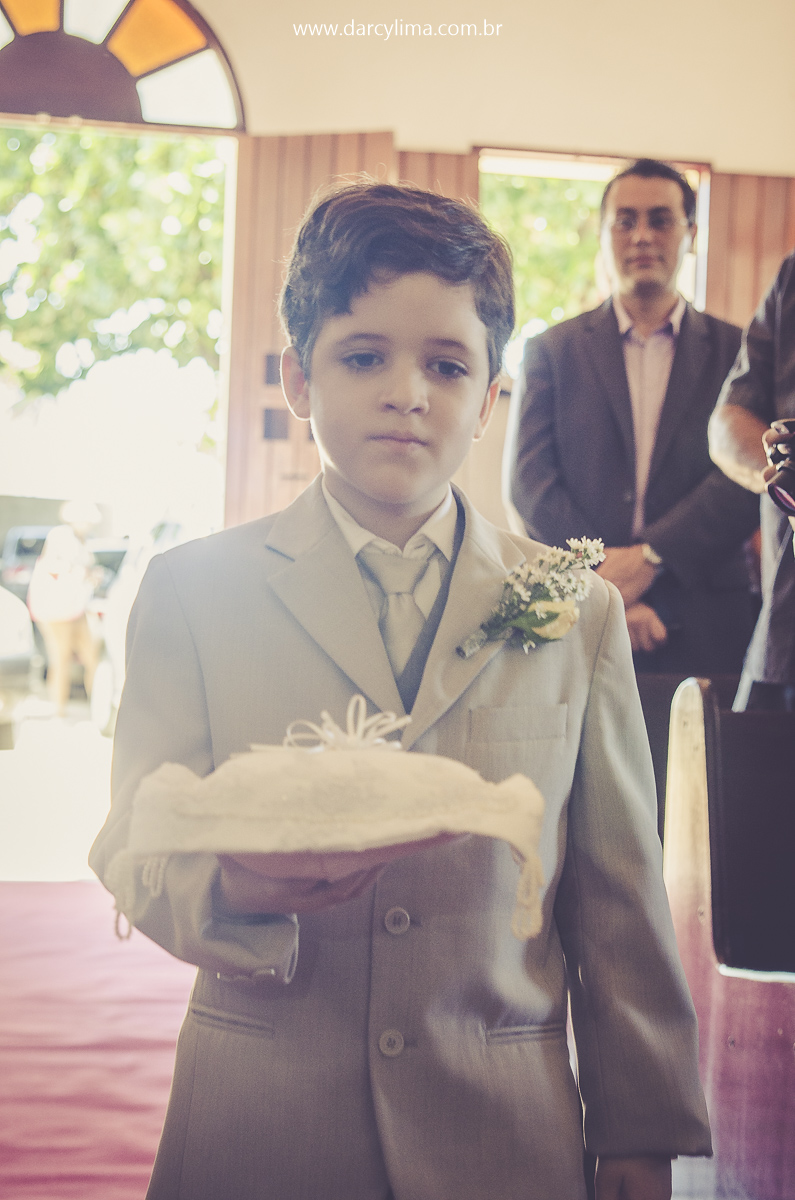 filho do noivo, pajem, entrando na igreja, levando as alianças