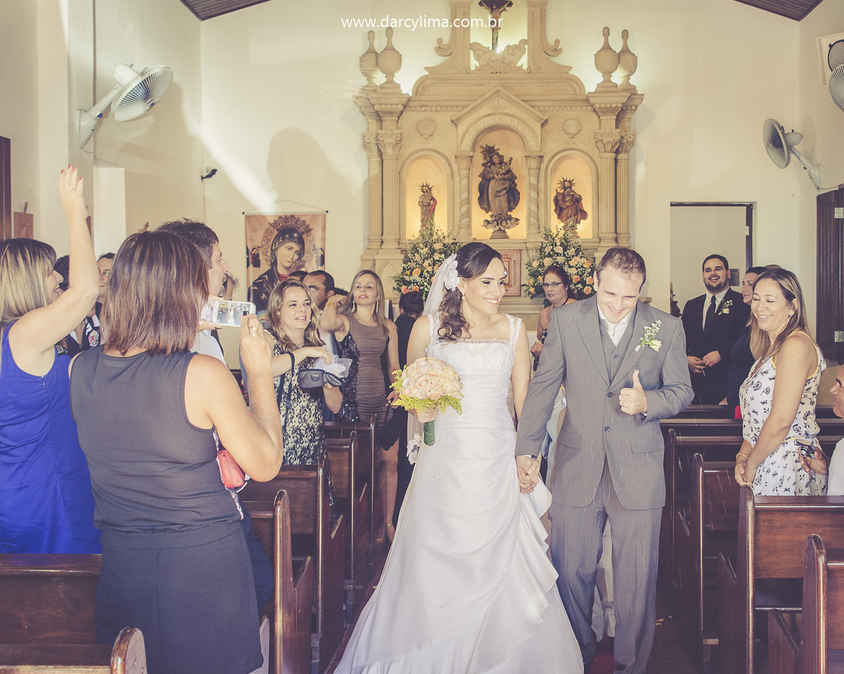 noivos saindo da igreja após cerimonia religiosa