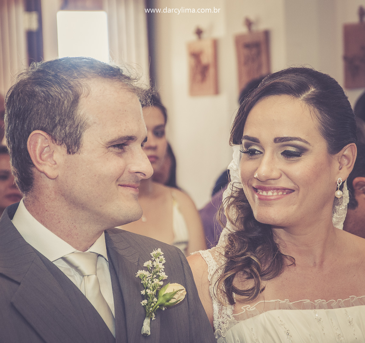 noivos se olhando na cerimonia no casamento