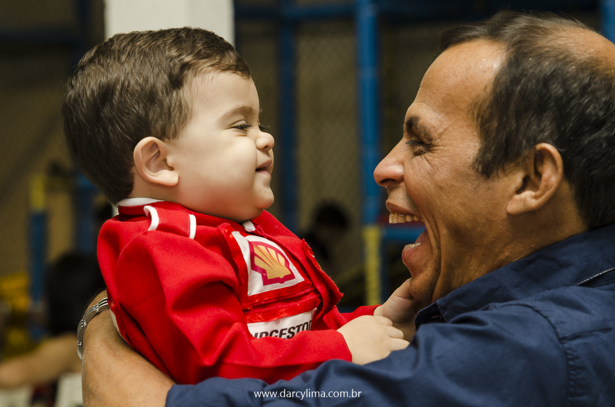 vovô abraçando o aniiversariante