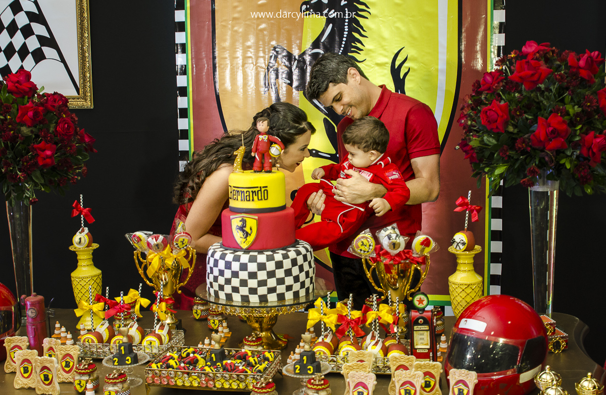 Pais brincando com o aniversariante