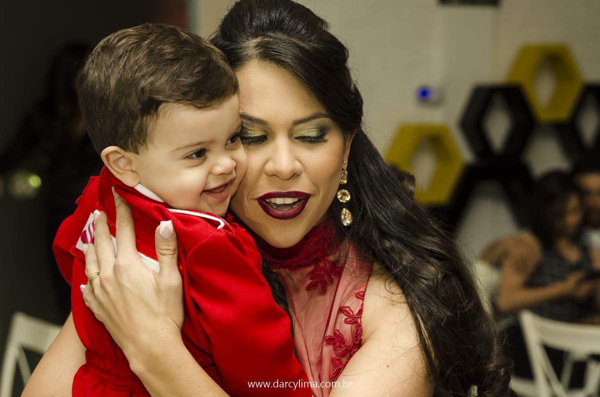 mãe e filho abraçados